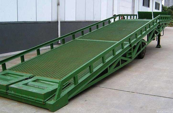 移動(dòng)式登車(chē)橋 移動(dòng)式登車(chē)橋